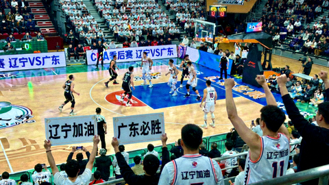 CBA季后赛辽宁对阵广东的篮球比赛现场与观众席