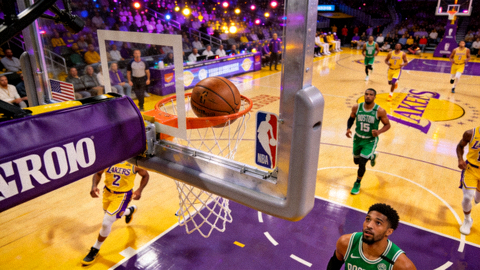 NBA常规赛湖人对阵凯尔特人比赛现场与篮球架特写